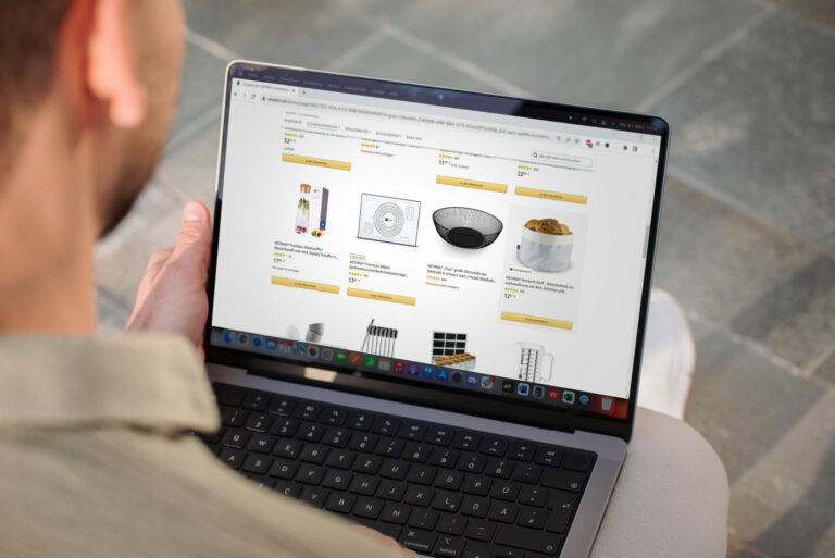 Moritz Reich scrollt durch den HEYNNA Brandstore